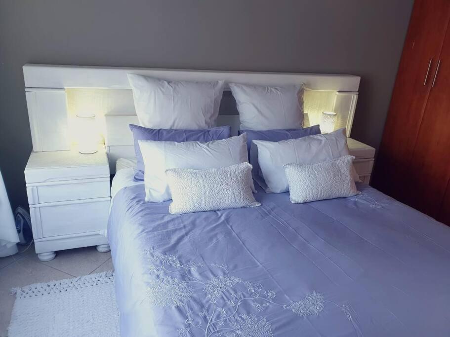 Un pat sau paturi într-o cameră la 36 Petrel Road