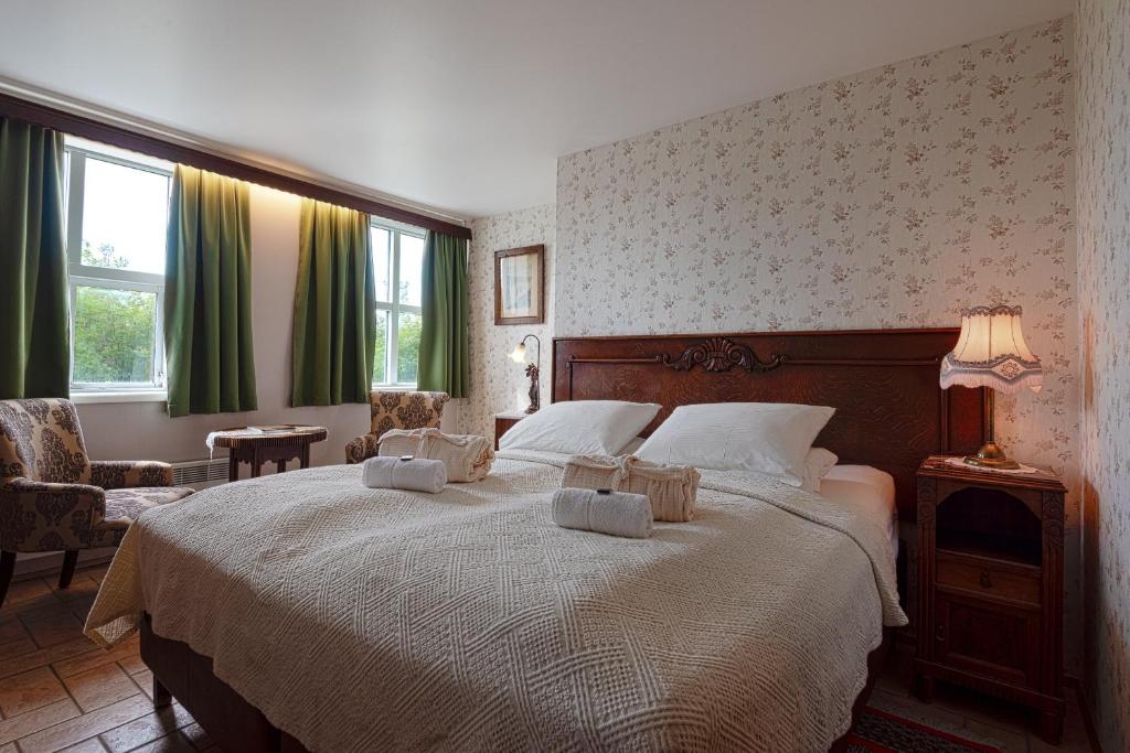 una camera da letto con un grande letto con asciugamani di Boutique Hotel Anna by EJ Hotels a Holt
