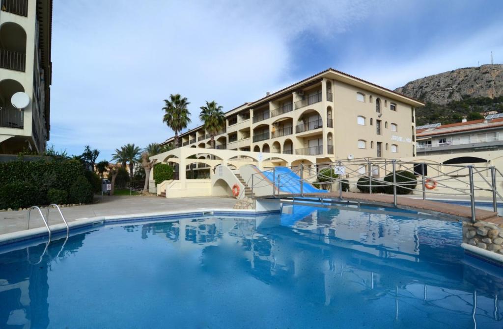uma grande piscina em frente a um hotel em Jardins del Mar 48 em L'Estartit