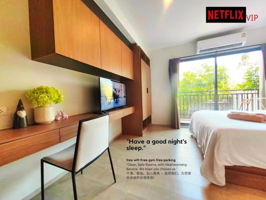 - une chambre avec un lit, une chaise et une télévision dans l'établissement HuaHin La Casita condo Quiet, cozy room Netflix#1, à Hua Hin
