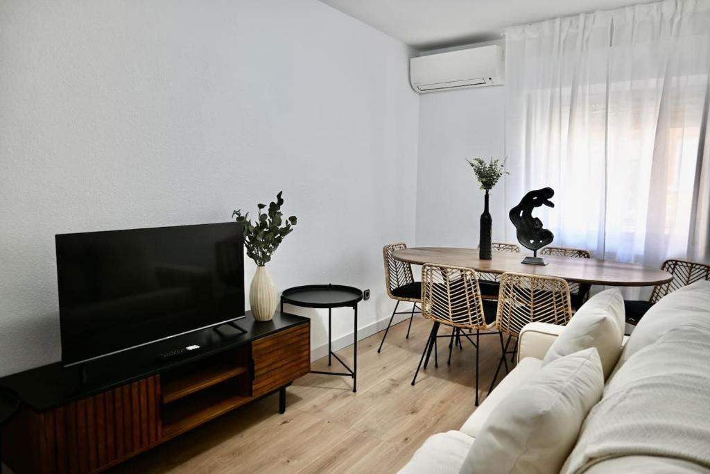 sala de estar con sofá y mesa en For You Rentals Coqueto y Cómodo apartamento Madrid, en Madrid