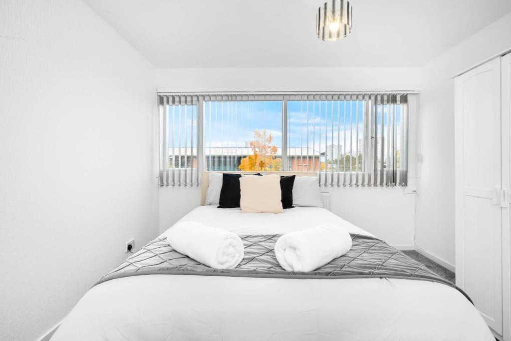 una camera bianca con un letto e una finestra di JLR,NEC,B'Ham Airport,Entire House,WI-FI,Netflix a Birmingham