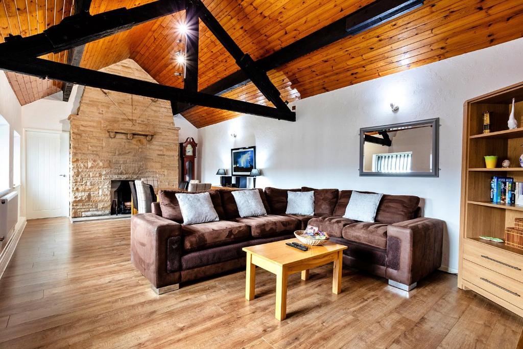 - un salon avec un canapé et une table dans l'établissement Finest Retreats - Woodstock Lodge, à Bishop Middleham