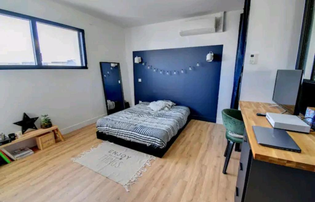 - une chambre avec un lit et un bureau dans l'établissement Chambre spacieuse dans maison design, à Saint-Herblain