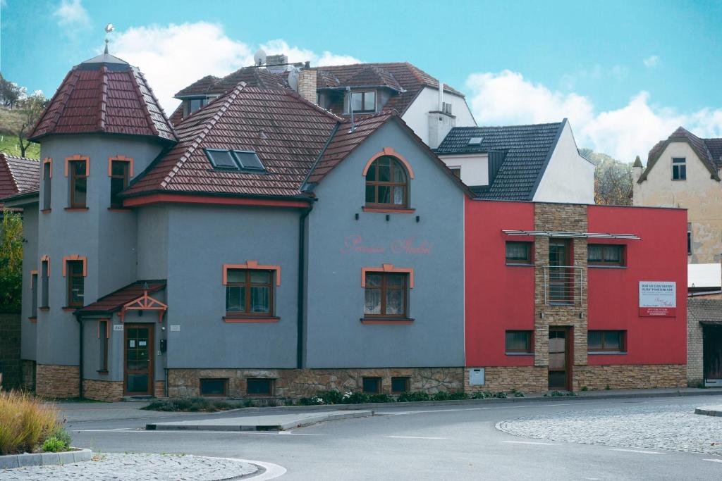 une maison rouge et blanche avec un toit rouge dans l'établissement Penzion Anebel, à Luhačovice