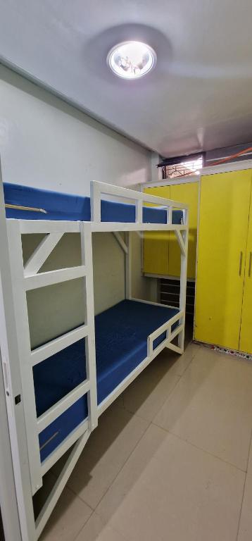 2 literas en una habitación con armarios amarillos en M & D Rentals by Jick, en Butuán