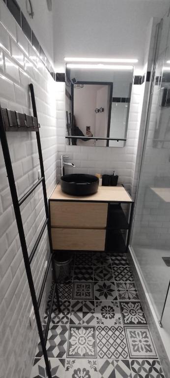 a bathroom with a sink and a mirror at Appart 4-6 pers au pied des pistes toutes saisons in Molines-en-Queyras