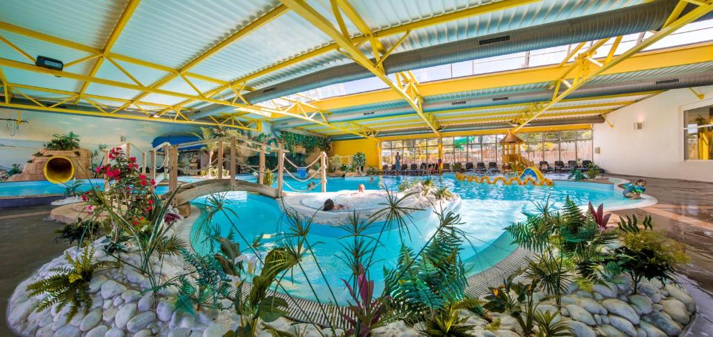uma grande piscina interior com um parque aquático em Camping Bel Air em Les Sables-dʼOlonne
