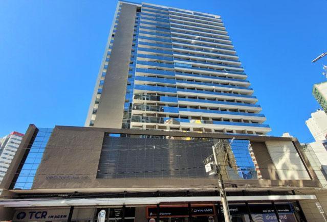 Un palazzo alto con un autobus di fronte di Studio no centro com piscina a Juiz de Fora