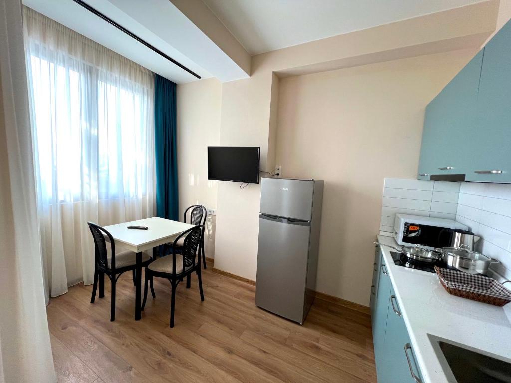 Kuchyň nebo kuchyňský kout v ubytování HOTEL WEST TBILISI