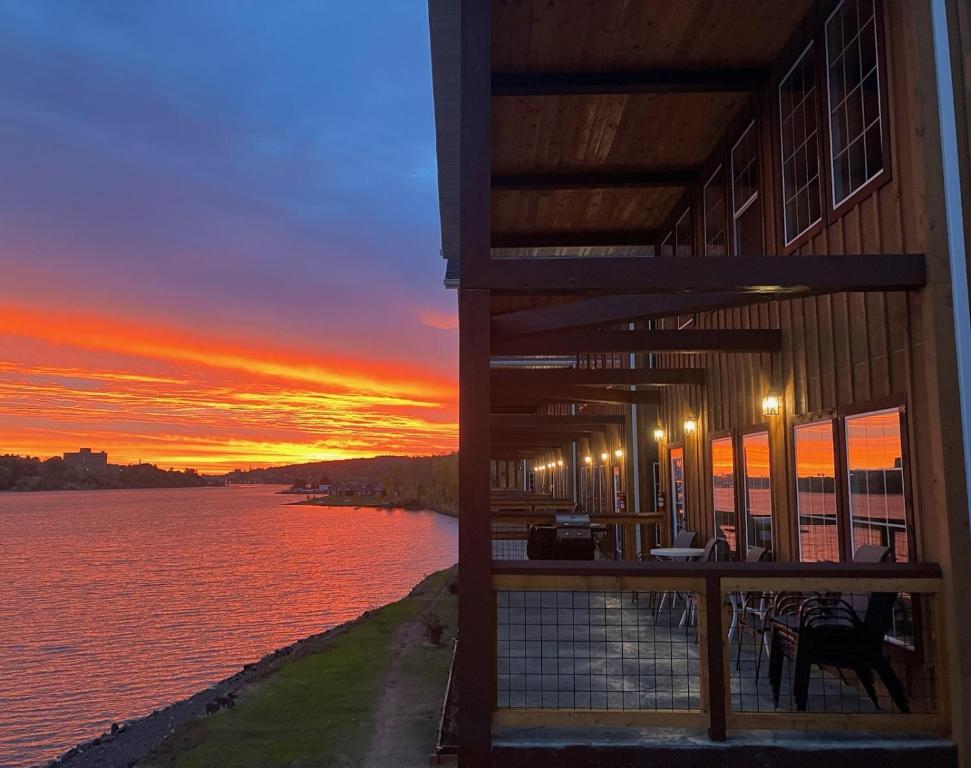 um edifício com vista para a água ao pôr-do-sol em Keweenaw Waters Resort em Houghton