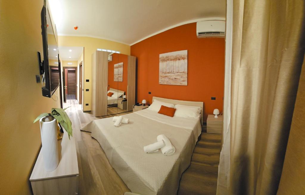 Pozzolo FormigaroにあるHOTEL BIJOUXのベッドルーム1室(ベッド1台に白いタオル2枚付)