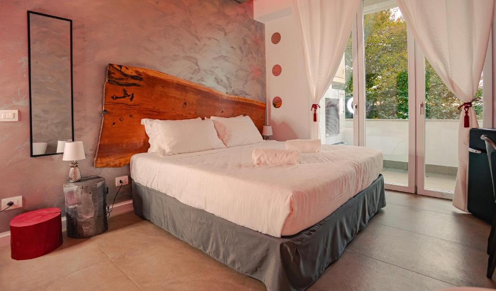 1 dormitorio con cama y ventana grande en Maison Temple, en Verona