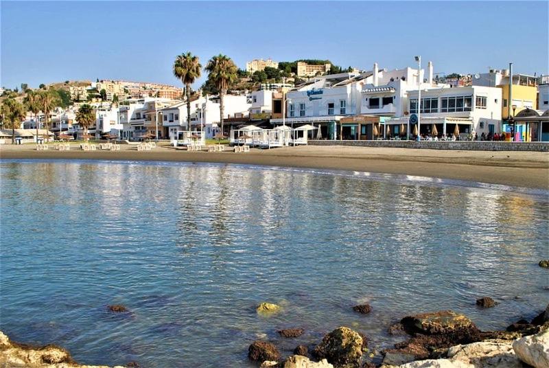 widok na plażę z domkami i apartamentami w obiekcie Pedregalejo Playa, Piscina y Parking w Maladze
