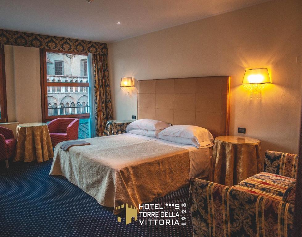Postel nebo postele na pokoji v ubytování Hotel Torre della Vittoria 1928