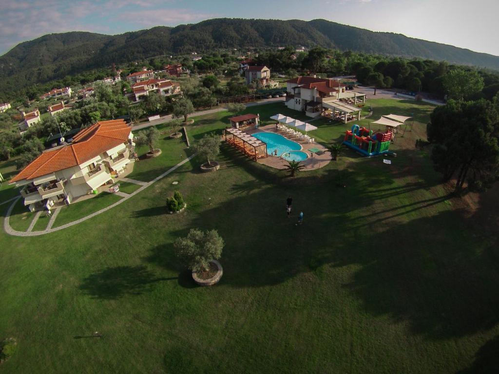 The swimming pool at or close to Top Studios