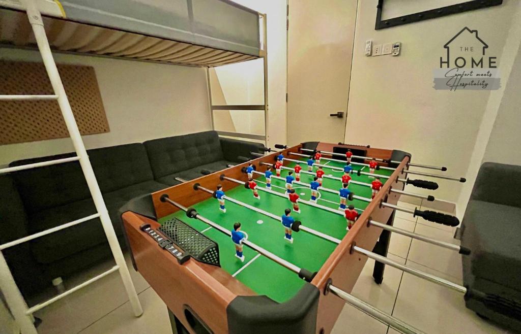 ein Zimmer mit einem Tisch und einer Partie Volleyball in der Unterkunft Luxury 2-Storey Terrace House near IOI City Mall Putrajaya in Putrajaya