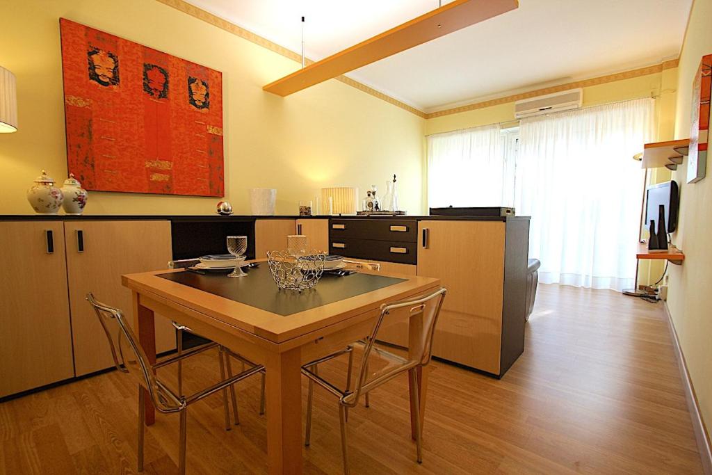 een keuken met een tafel en stoelen in een kamer bij Corso Francia 1BR in Rome
