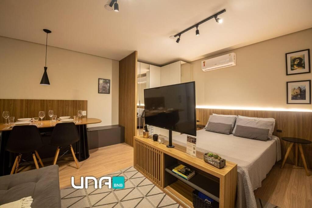 een hotelkamer met een bed en een eettafel bij Studio 309 Parque Una + garagem in Pelotas