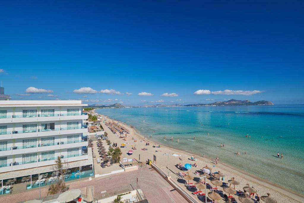 uma vista para uma praia com pessoas e um edifício em The Sea Hotel by Grupotel - Adults Only em Can Picafort