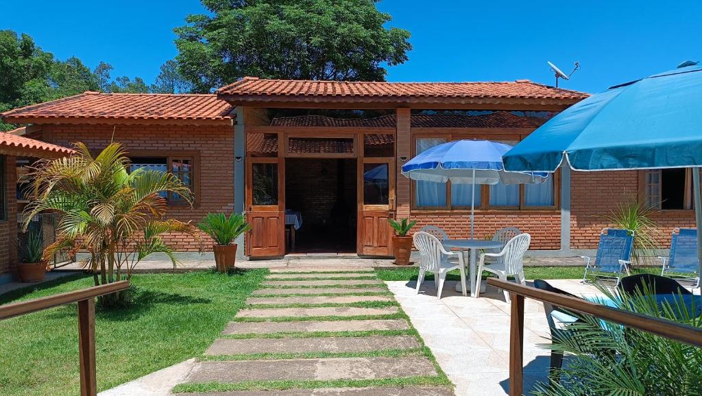 Um jardim no exterior de Pousada Estrelícia