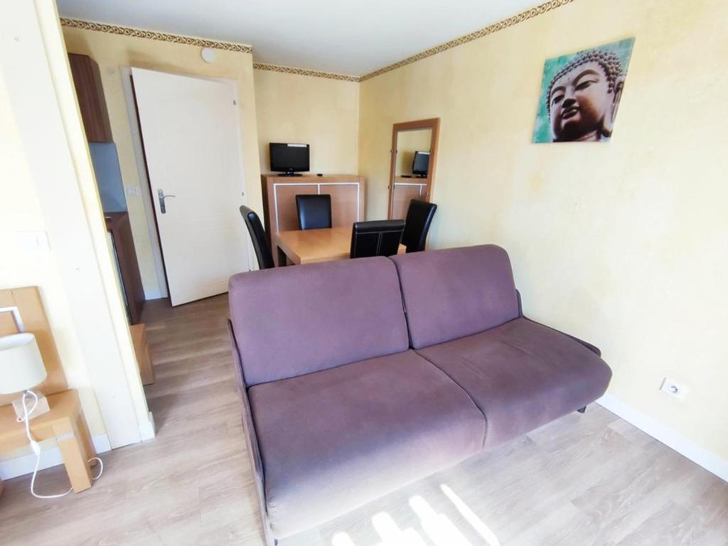 a living room with a couch and a table at Appartement cosy proche pistes avec parking - FR-1-292-195 in Isola