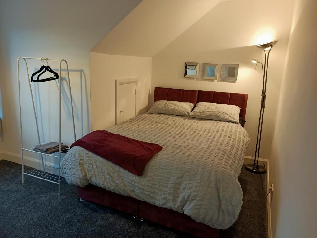 Phoenix House 4 BED ideal contractor & those working away tesisinde bir odada yatak veya yataklar