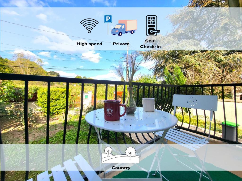 une petite table sur un balcon avec une clôture dans l'établissement La Campagnarde : Havre de paix nature proche Paris, à Champlan