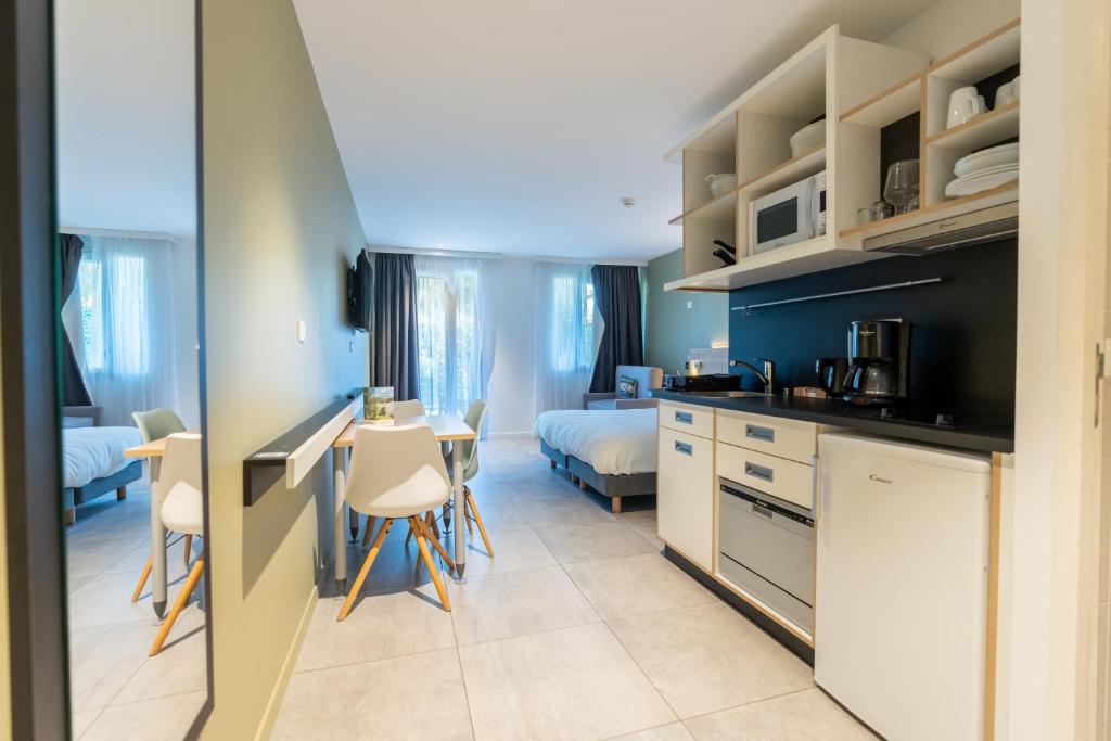 Kyriad Résidence Cabriès - Plan de Campagne - 1 Bedroom Apartment - 1 King Bed 1 Sofa Bed