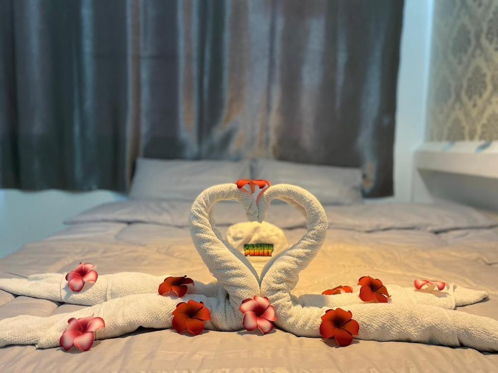 Un cisne relleno hecho de toallas en una cama en Green Dreams, en Ban Lo Long