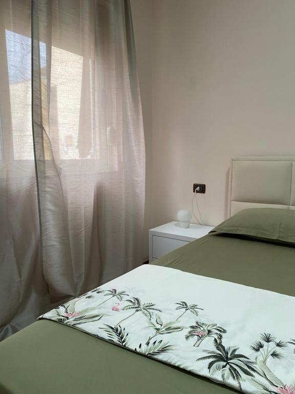 um quarto com 2 camas e uma janela em Stylish Apartment near Tirana Center em Tirana