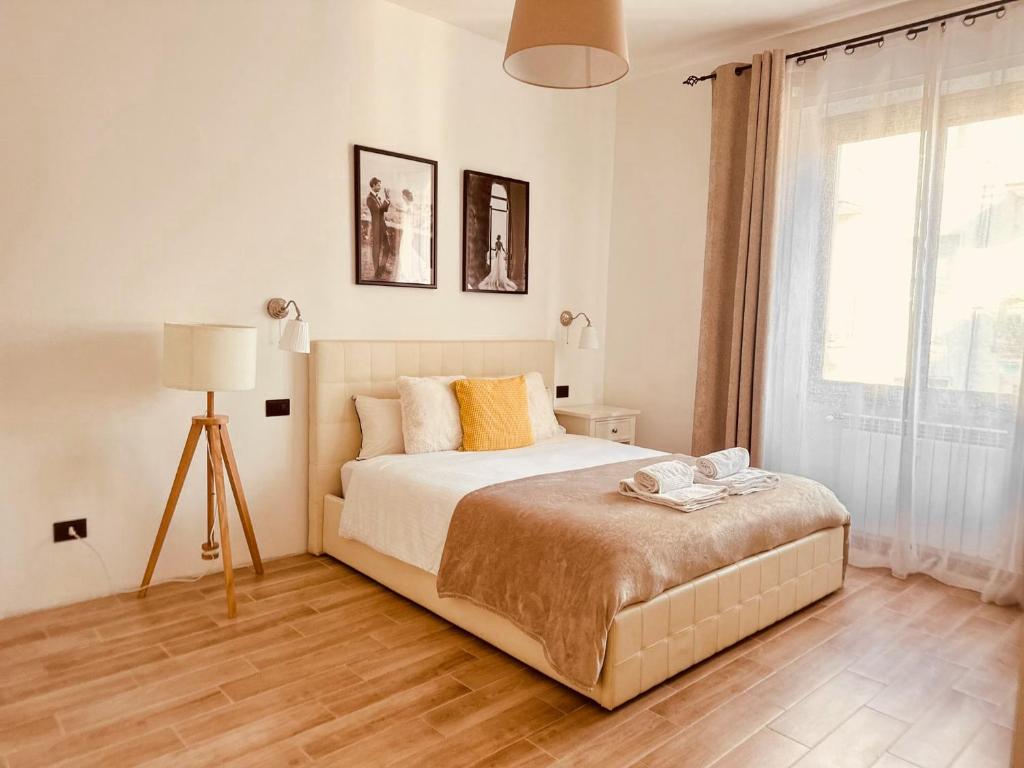 Habitación blanca con cama y ventana en Fortuna Milan - METRO, AC, DUOMO in 25 minutes en Sesto San Giovanni