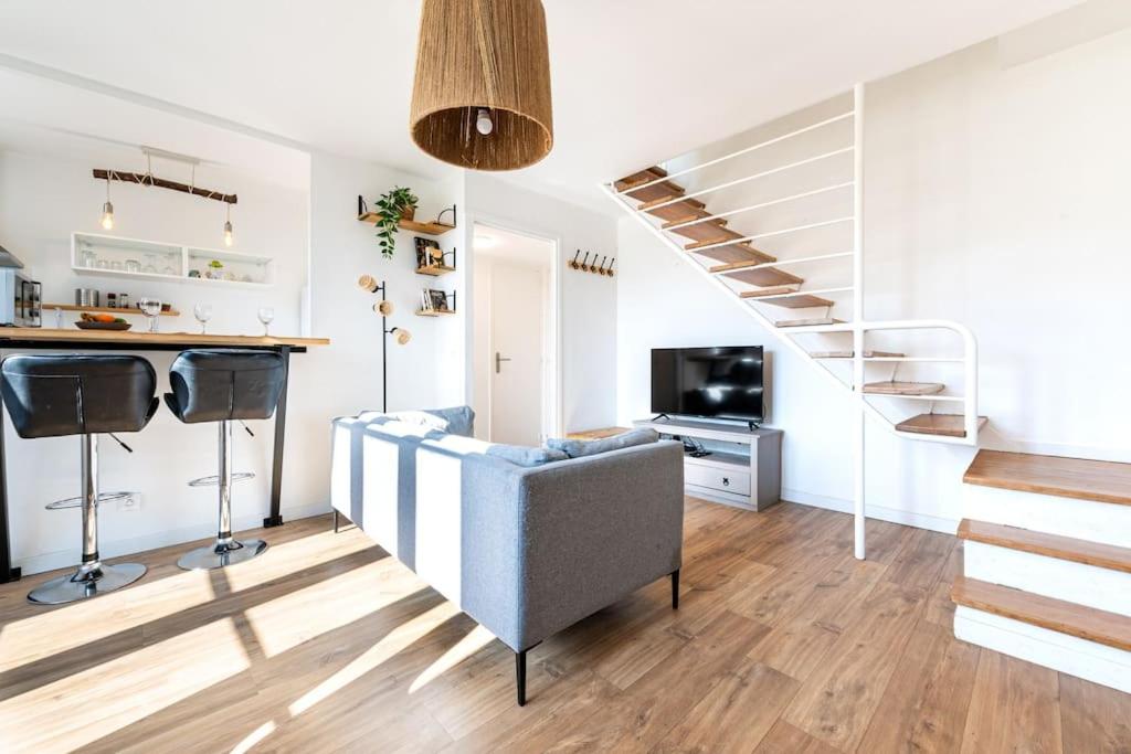 格勒諾布爾的住宿－4 personnes - 2 chambres -fibre - balcon - confort，一间带楼梯和沙发的客厅
