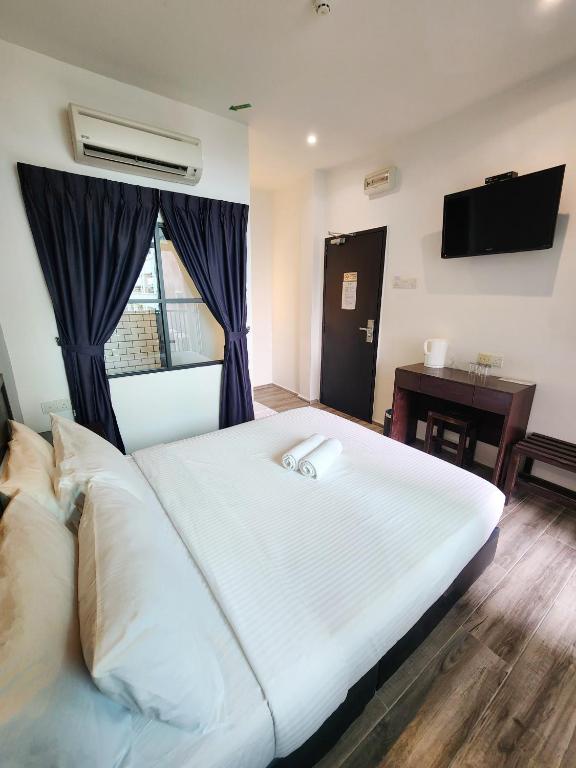 Letto o letti in una camera di Georgetown Inn by Sky Hive