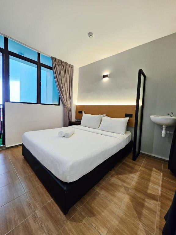 Letto o letti in una camera di Georgetown Inn by Sky Hive
