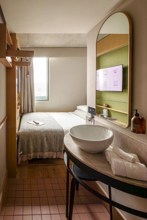 Una cama o camas en una habitación de Wren Urban Nest