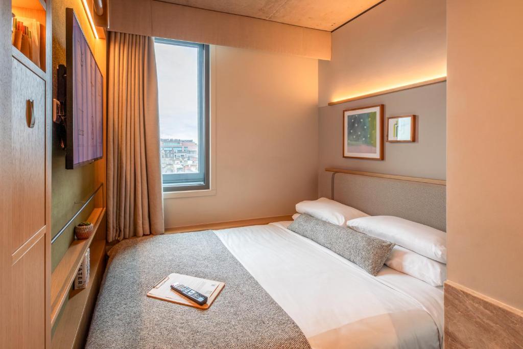 Una cama o camas en una habitación de Wren Urban Nest