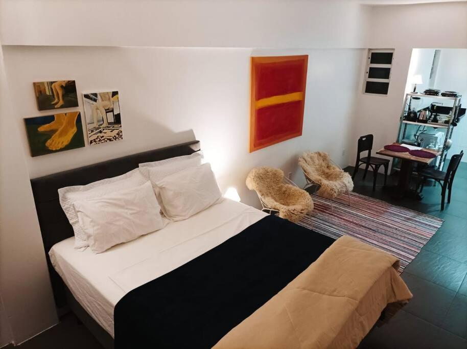 um quarto com uma cama preta e branca num quarto em Bebel 1108 em Florianópolis