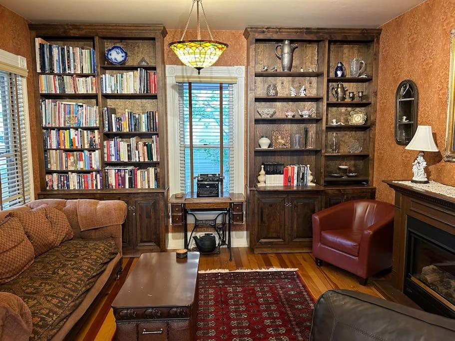 The library in the holiday home