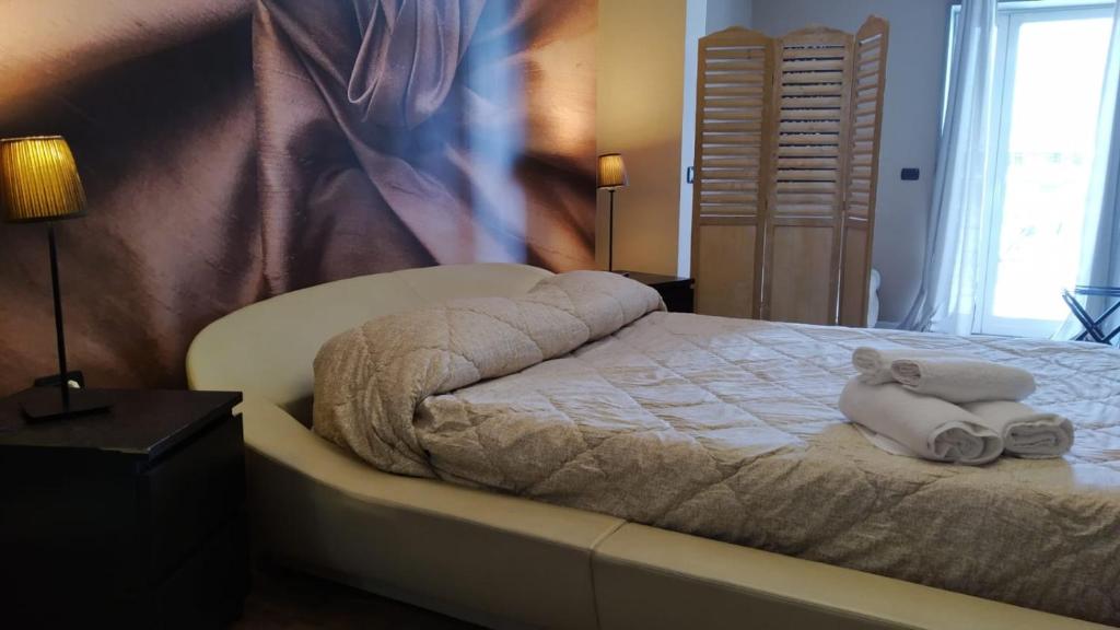 A bed or beds in a room at CconfortHotels R&B Cavour