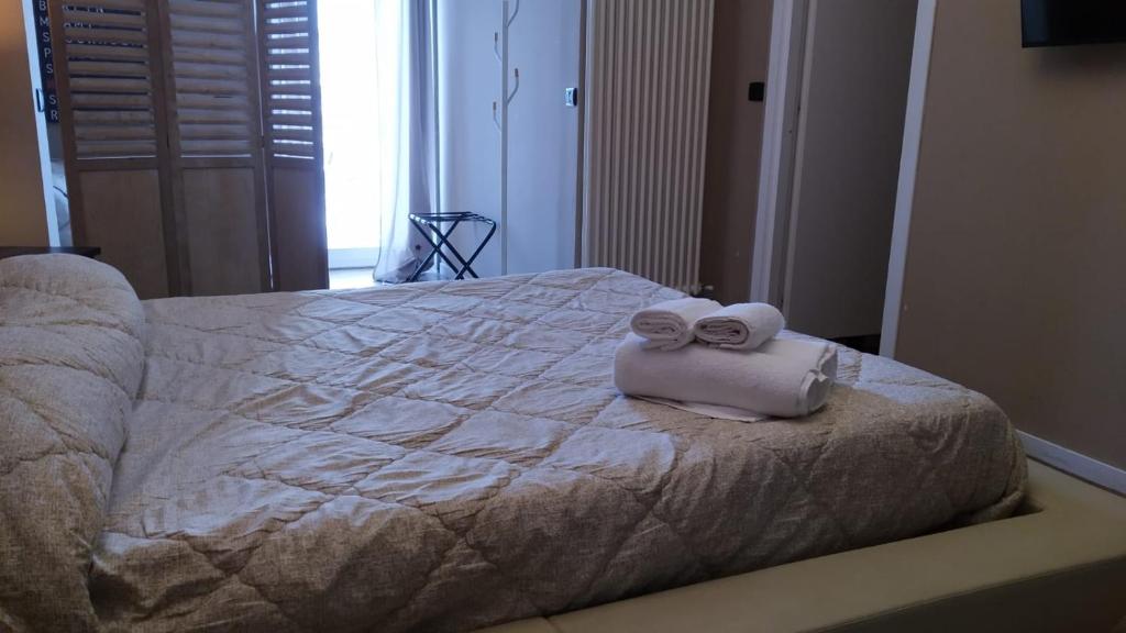 A bed or beds in a room at CconfortHotels R&B Cavour