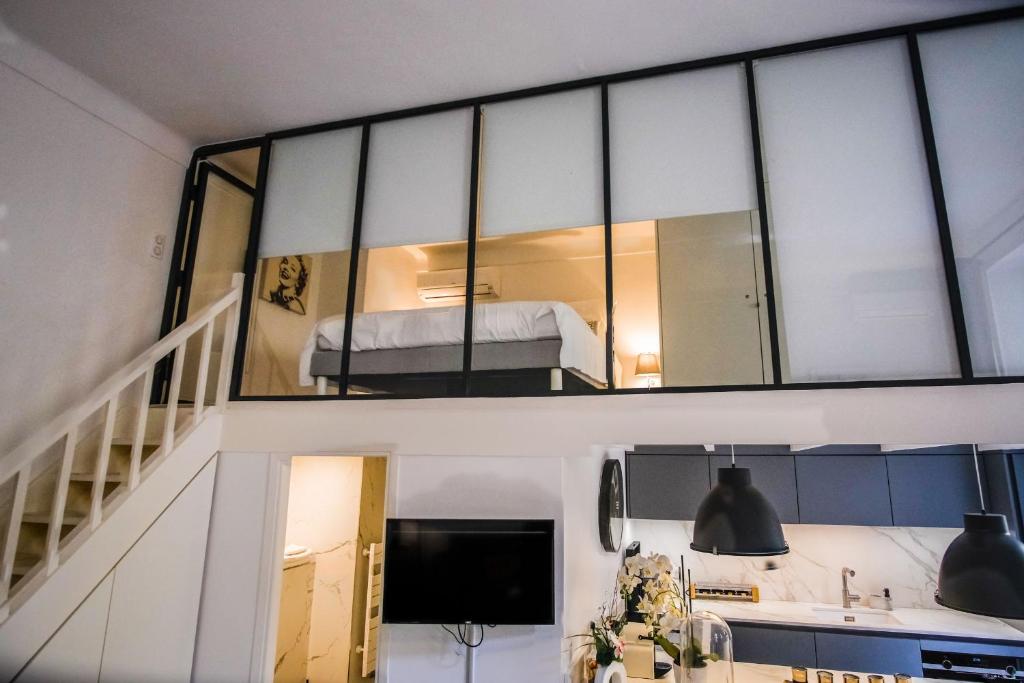 Televízia a/alebo spoločenská miestnosť v ubytovaní Le loft Cannes