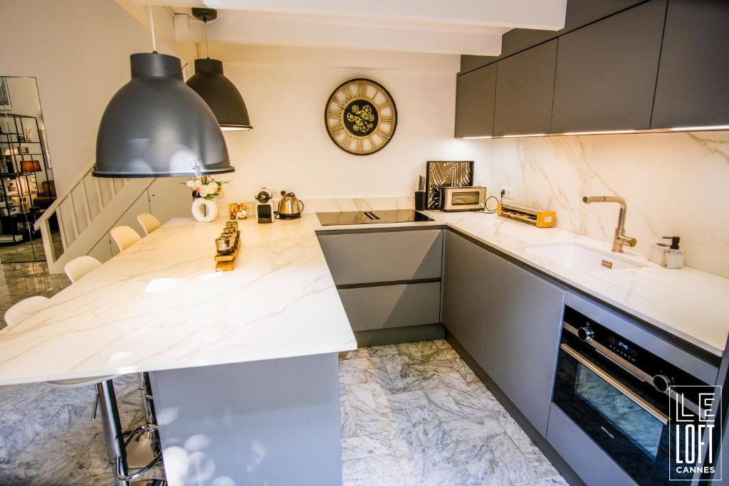 Kuchyňa alebo kuchynka v ubytovaní Le loft Cannes