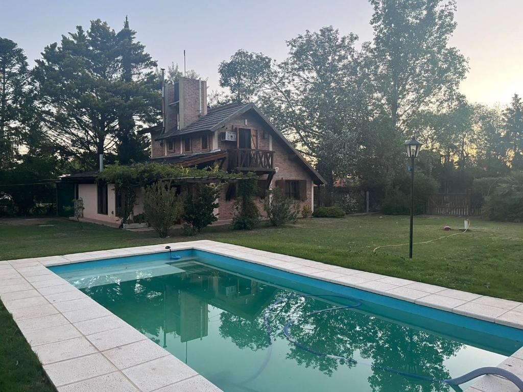 una casa con piscina di fronte a una casa di El Cortijo del Chorrillo a San Luis