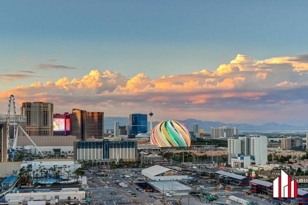 Blick auf eine Stadt mit einem Heißluftballon in der Unterkunft MGM Signature-33-805 F1 Track & Strip View Balcony in Las Vegas