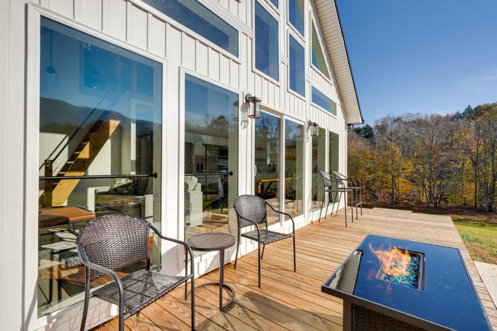 una terraza al aire libre con sillas y una hoguera en Modern Appalachian Vacation Rental with River Access, 