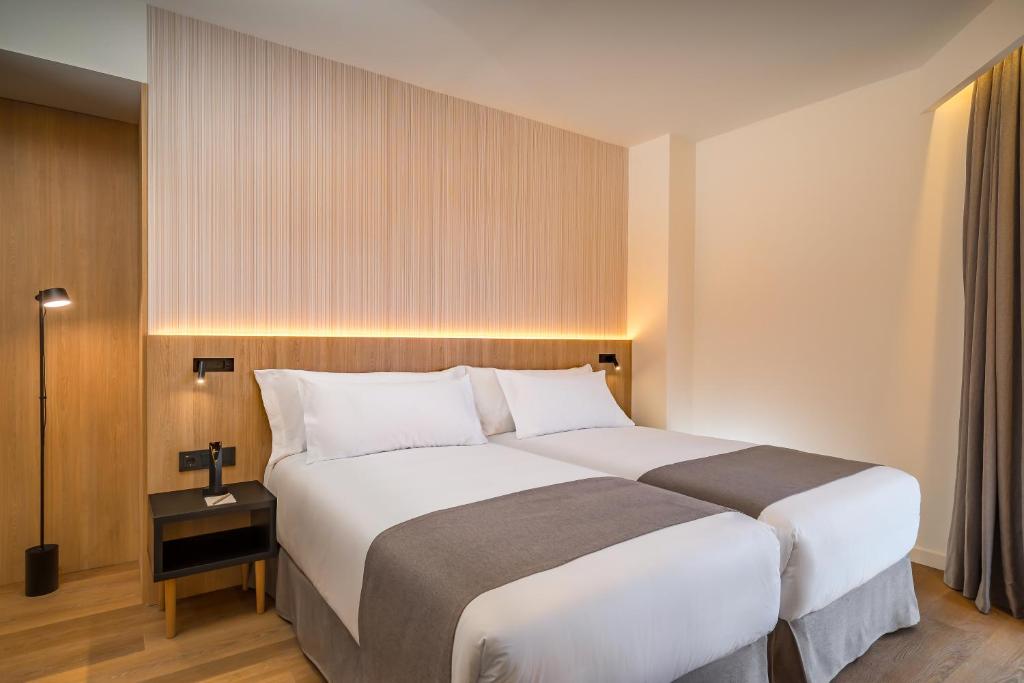 Postel nebo postele na pokoji v ubytování Occidental Pamplona