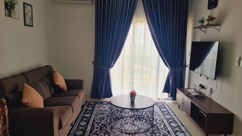 ein Wohnzimmer mit einem Sofa und einem Tisch vor einem Fenster in der Unterkunft Alanis Suite KLIA 2Bedroom With Airport Shuttle in Sepang