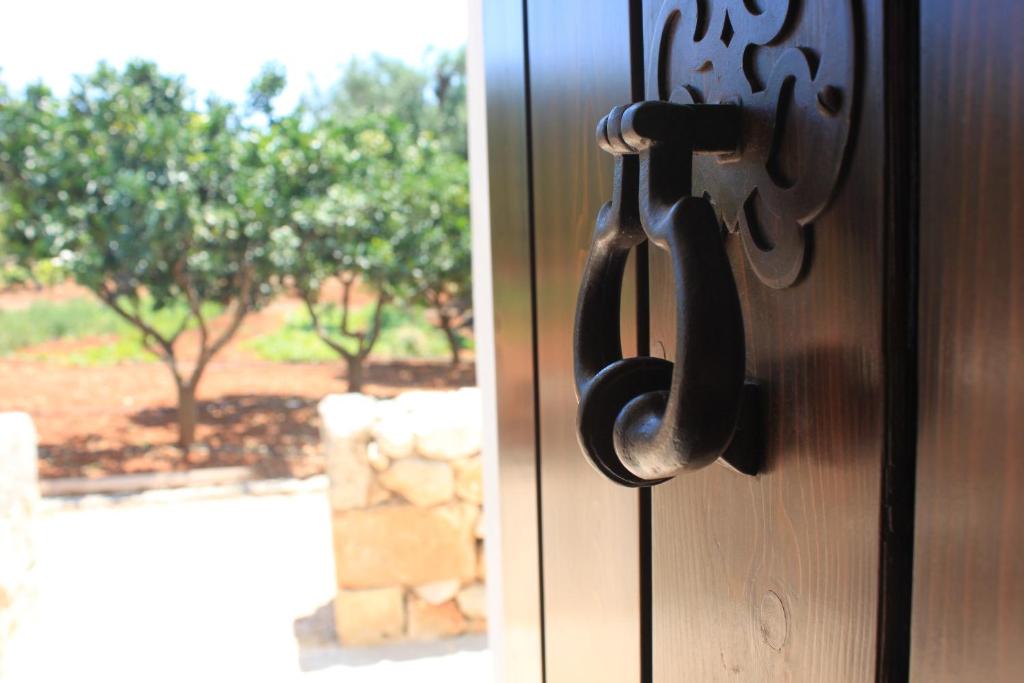 un cierre de una puerta negra con una ventana en Agriturismo Vòioro, en Morciano di Leuca