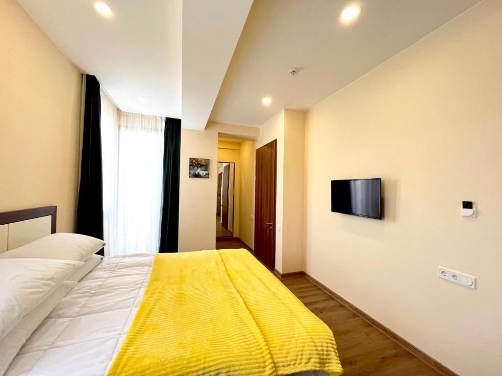 TV a/nebo společenská místnost v ubytování HOTEL WEST TBILISI